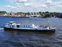 Die MS Flora vor einem Hafen