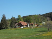 Unweit der europäischen Wasserscheide zwischen Rhein und Donau gelegener Schwarzwaldhof bei St. Georgen.