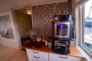 Blick zur Kaffeemaschine der MS Lena Maria