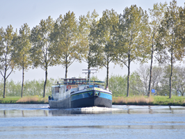 Die MS La Mar (ehemals Fiep) fährt auf einem Kanal