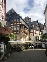 Blick in auf einen urigen Platz mit Restaurants und deren Außenterassen auf der Radreise von Saarbrücken nach Koblenz
