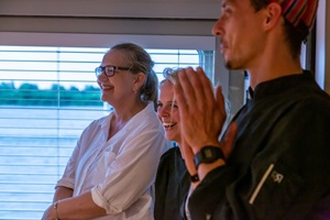 Drei Crewmitglieder der MS Lena Maria lachen