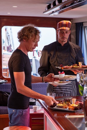 Die Belegschaft der MS Lena Maria bestückt das Buffet mit Leckereien