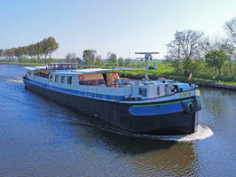 Blick auf die auf einem Kanal fahrende MS La Mar (ehemals Fiep)
