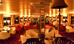 Stimmungsvolle Beleuchtung im Salon der MS Bordeaux.