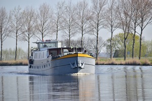 Die MS Lena Maria auf einem Kanal in Holland