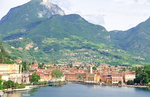 Blick vom Gardasee auf die Promenade von Riva del Garda