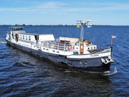 Die MS Flora in voller Fahrt auf dem Meer