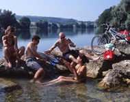 Erfrischende Pause an einem der zahlreichen Seen, die entlang des Aare-Radwegs zu finden sind.