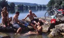 Erfrischende Pause an einem der zahlreichen Seen, die entlang des Aare-Radwegs zu finden sind.