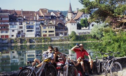Drei Radler machen bei Büren eine Trinkpause am Ufer der Aare.