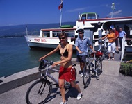 Eine Radlergruppe verlässt nach einer Fahrt über den Bielersee die MS Stadt Biel.