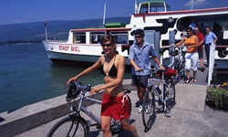 Eine Radlergruppe verlässt nach einer Fahrt über den Bielersee die MS Stadt Biel.