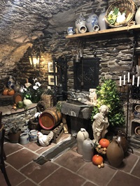 Blick in einen Dekoladen in einem Gewölbekeller auf der Radreise von Saarbrücken nach Koblenz
