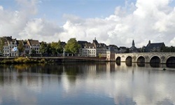 Panoramablick auf Maastricht mit seiner bekannten St. Servatiusbrücke.