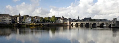 Panoramablick auf Maastricht mit seiner bekannten St. Servatiusbrücke.