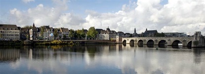 Stadtansicht von Maastricht mit der Sint-Servaasbrug - der ältesten Brücke Hollands.