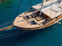 Blick von oben auf den Bug mit Sonnendeck des Deluxeschiffes Admiral
