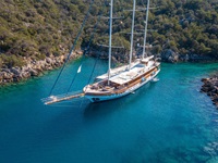 Bild von oben auf das Deluxeschiff Admiral in einer Bucht mit türkisblauem Wasser