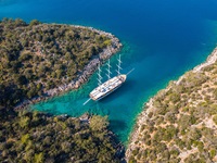Drohnenbild des Deluxeschiffes Admiral vor einer traumhaften Bucht in der Lykischen Küste