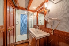Badezimmer mit Dusche und Fön auf dem Deluxeschiff Admiral