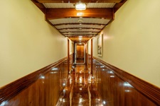 Blick in den teilweise mit Holz verkleideten Flur auf dem Deluxeschiff Admiral