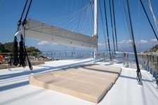 Das mit beigen Liegematten ausgelegte Sonnendeck des Deluxeschiffes Admiral