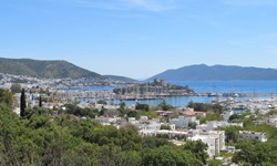 Blick über den Anreiseort für die "Griechische Ägäis Mitte"-Tour Bodrum mit seiner Burg und dem Yachthafen im Zentrum