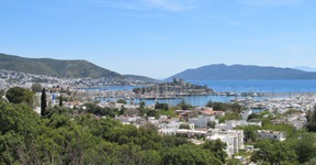 Blick über den Anreiseort für die "Griechische Ägäis Mitte"-Tour Bodrum mit seiner Burg und dem Yachthafen im Zentrum