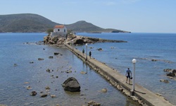 Blick auf auf einem Felsen im Merr gebauten Kapelle des heiligen Isidoros auf der Insel Leros in der Griechischen Ägäis