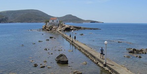 Blick auf auf einem Felsen im Merr gebauten Kapelle des heiligen Isidoros auf der Insel Leros in der Griechischen Ägäis