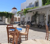 Blick auf ein Café auf der Insel Patmos in der Griechischen Ägäis, vor dem einige Fahrräder stehen