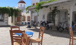 Blick auf ein Café auf der Insel Patmos in der Griechischen Ägäis, vor dem einige Fahrräder stehen