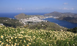 Traumhafter Blick von der Insel Patmos auf die Ägäis und die umliegenden Inseln.