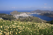 Blick über die Insel Patmos auf die Stadt Skala in der Griechischen Ägäis