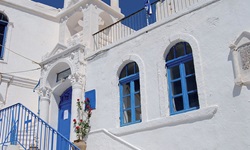 Aufgang zu einer griechischen Kirche - in den typisch gehaltenen Farben von weiß und blauen Akzenten