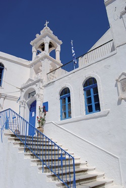 Aufgang zu einer griechischen Kirche - in den typisch gehaltenen Farben von weiß und blauen Akzenten