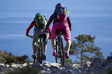 Zwei Mountainbiker fahren einen felsigen Weg hinunter
