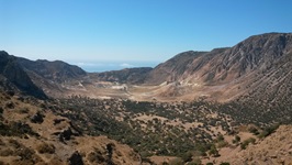 Blick über die Gebirgslandschaft von der Insel Nisyros in der Südlichen Ägäis