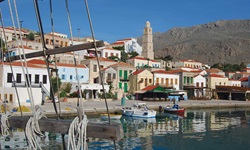 Blick auf den kleinen Hafen von Symi und die Stadt der gleichnamigen Insel der Griechischen Ägäis im Süden