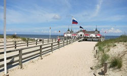 Blick zur Seebrücke Ahlbeck mit Restaurant auf der Insel Usedom