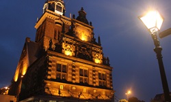 Der nächtlich beleuchtete Turm des Waaggebouw in Alkmaar.