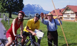 Ein freundlicher Landwirt erklärt einem Radlerpärchen den Weg.