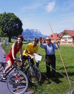 Ein freundlicher Landwirt erklärt einem Radlerpärchen den Weg.