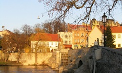 Blick auf die alte Steinbrücke in Pisek