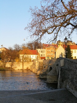 Blick auf die alte Steinbrücke in Pisek