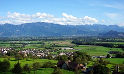 Blick über die Kleinstadt Altstätten und den Ort Heiden bis hin zu den Alpen in der Schweiz