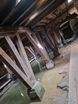 Holzkonstruktion mit Wassergräben unter dem Amphietheater in Trier