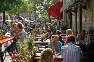 Buntes Treiben in den Cafés von Amsterdam