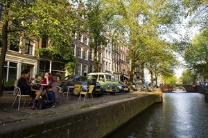 Promenade mit Blick auf eine Brücke über die Amstel in Amsterdam